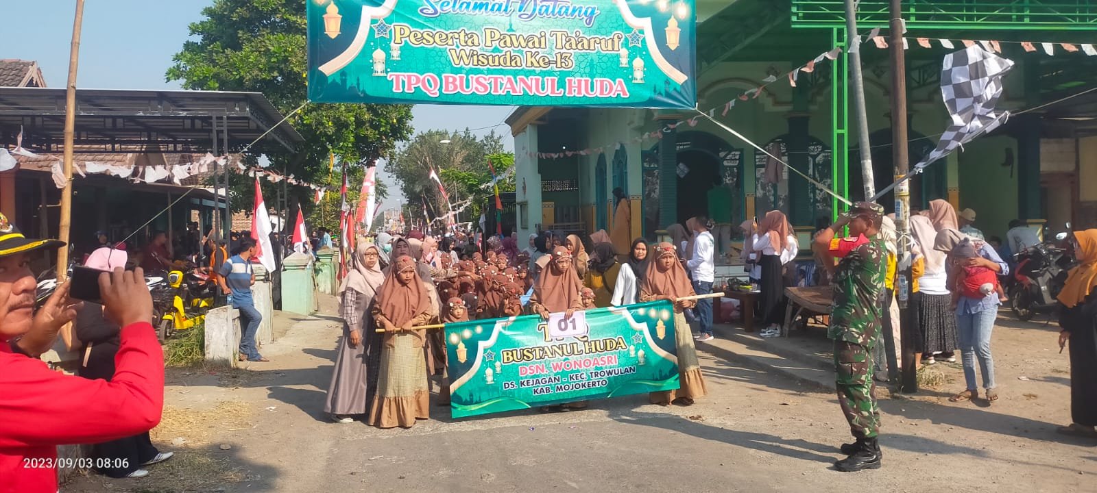 Babinsa Kejagan Koramil Trowulan Berangkatkan Pawai Ta'aruf Santri Ke-13 TPQ Bustanul Huda
