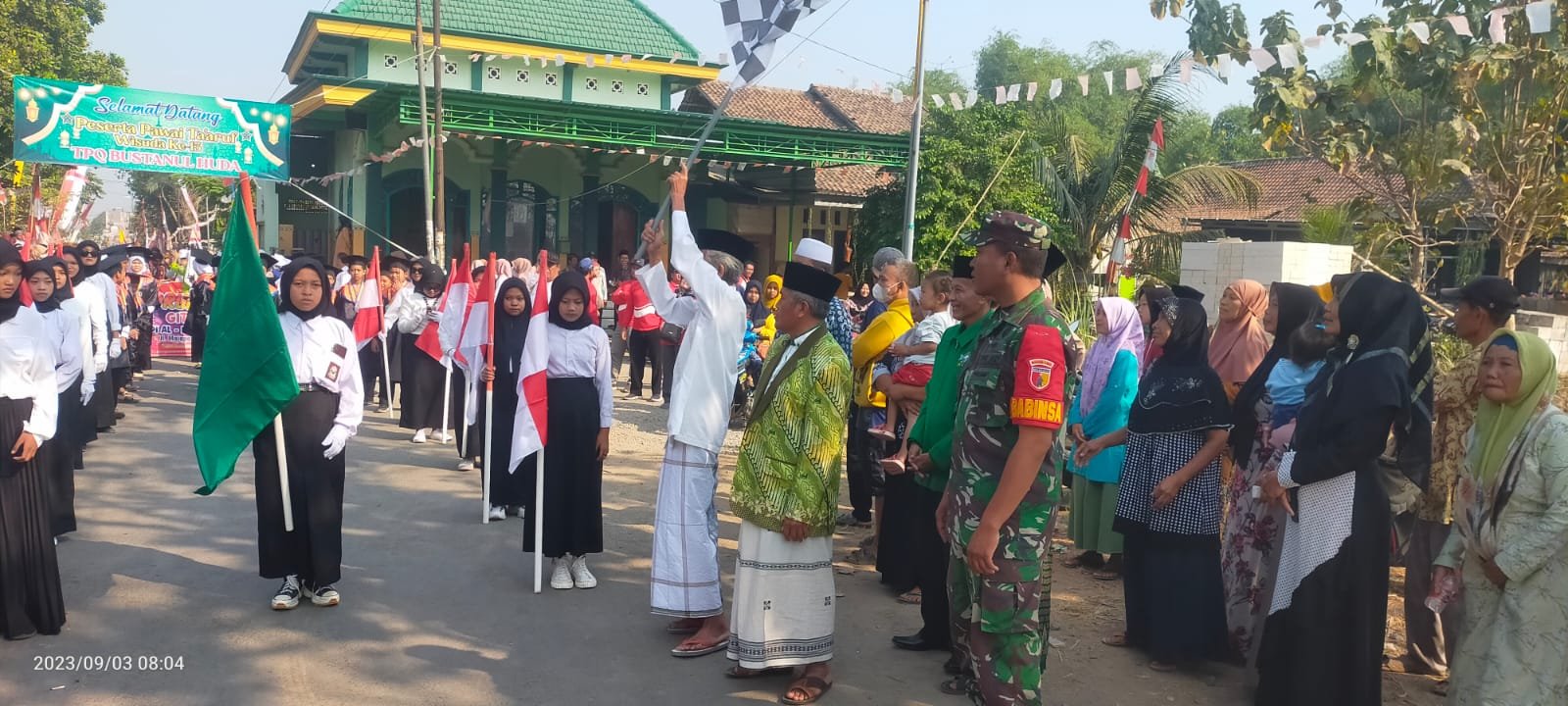 Babinsa Kejagan Koramil Trowulan Berangkatkan Pawai Ta'aruf Santri Ke-13 TPQ Bustanul Huda