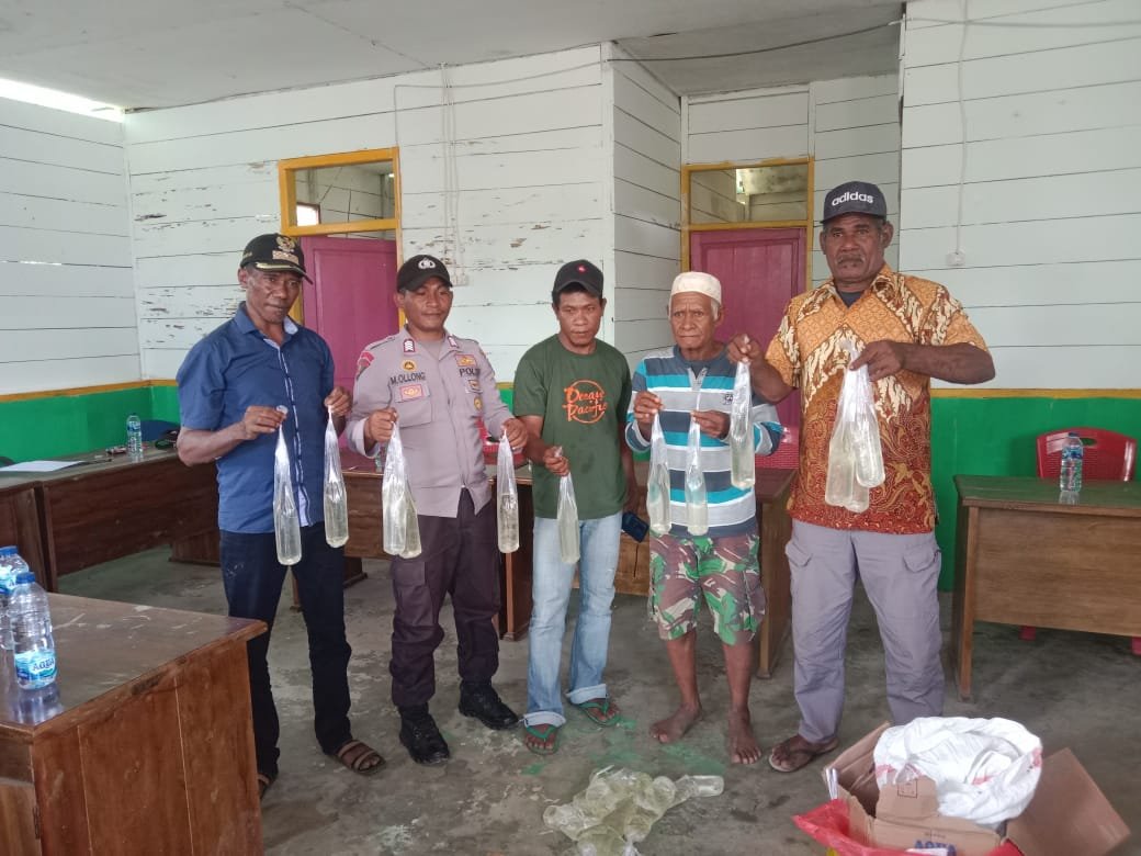 Masih Beredarnya Minuman Keras di Desa Kusu Bibi Kecamatan Bacan Barat Utara Halmahera Selatan, Pemerintah Desa Kusu Bibi Dan Tokoh Adat Serahkan Pelaku di Polsek Indari