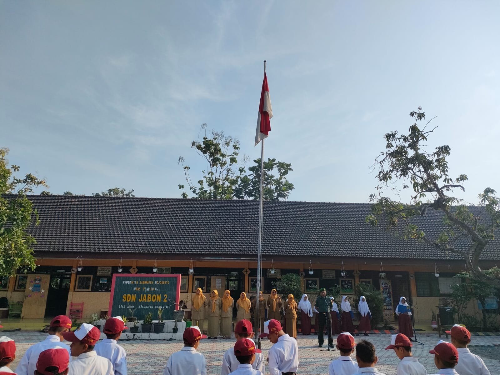 Babinsa Mojoanyar  Pimpin Upacara Bendera SDN 2 Jabon