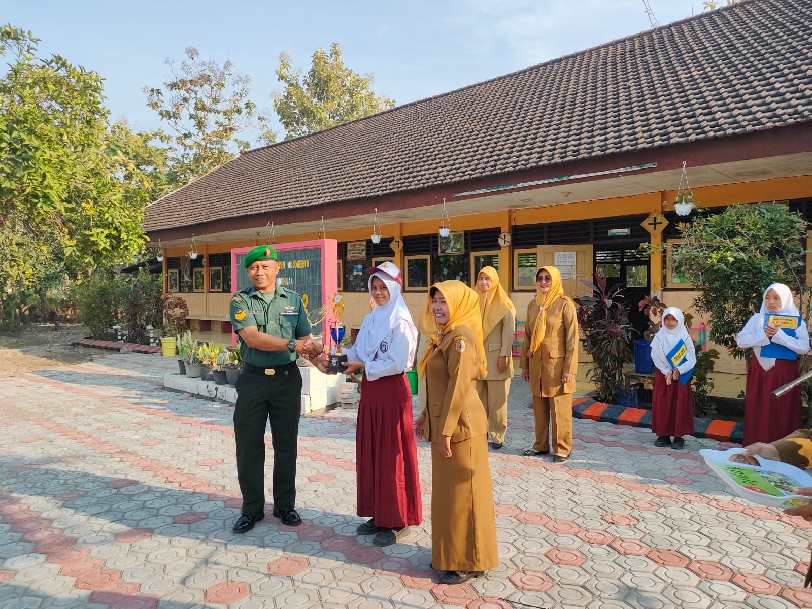 Babinsa Mojoanyar  Pimpin Upacara Bendera SDN 2 Jabon