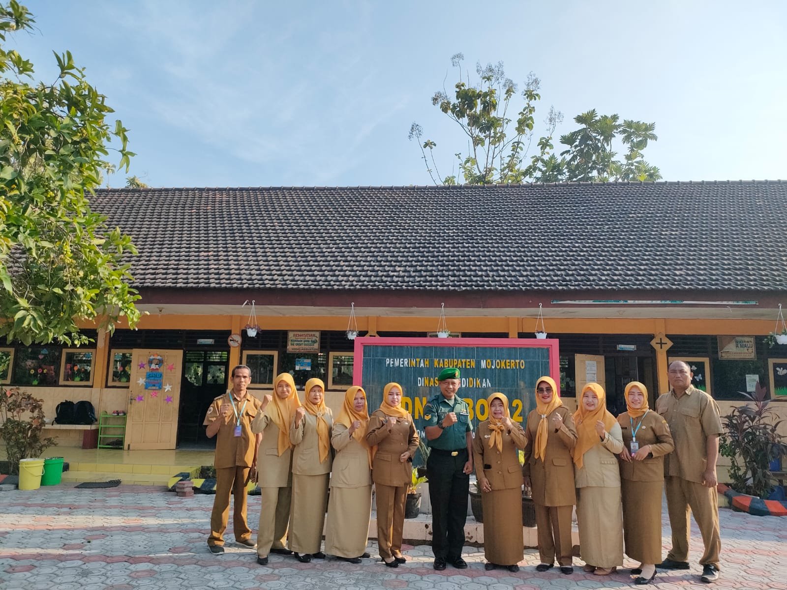 Babinsa Mojoanyar  Pimpin Upacara Bendera SDN 2 Jabon