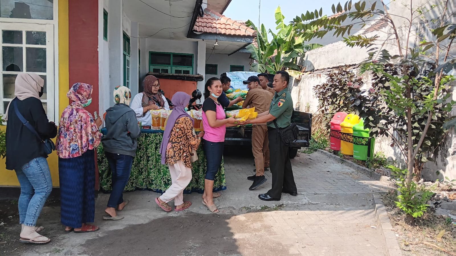 Babinsa Magersari Pendampingan Operasi Pasar Murah