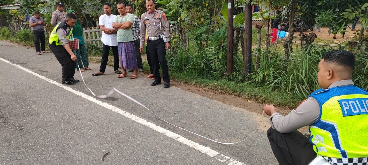 Unit Laka Satlantas Polres Aceh Timur Olah TKP Kecelakaan di Nurussalam Yang Mengakibatkan Seorang Pelajar Meninggal Dunia