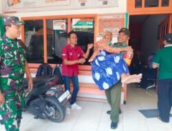 Babinsa 0815/08 Dawarblandong Gendong Warga Terima BPS