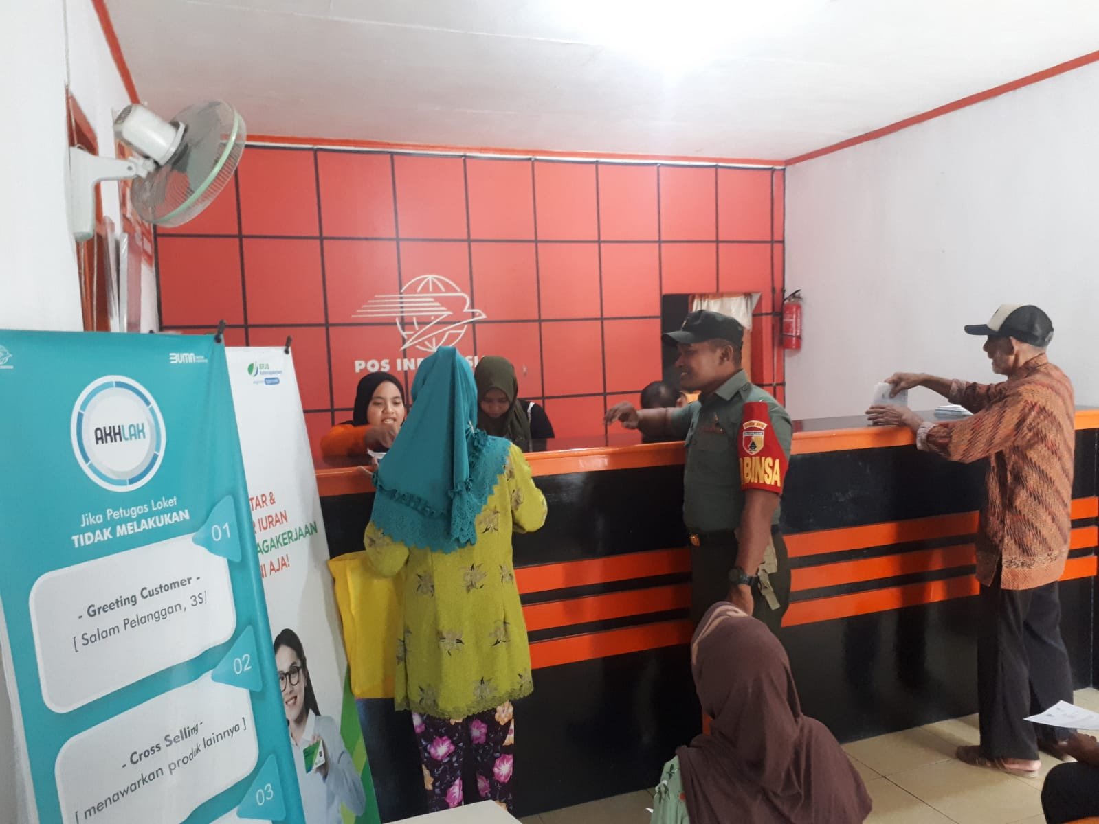 Babinsa 0815/08 Dawarblandong Gendong Warga Terima BPS