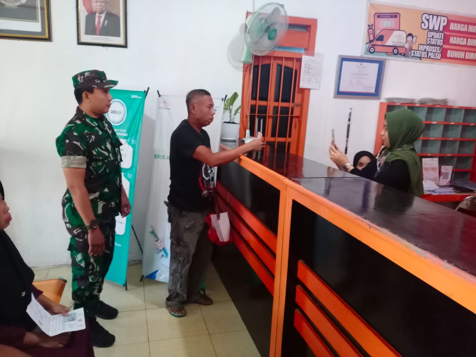 Babinsa 0815/08 Dawarblandong Gendong Warga Terima BPS