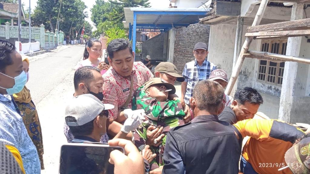 Bacok Warga, Babinsa Koramil 0815/08 Dawarblandong Bareng Nakes PKM Evakuasi ODGJ