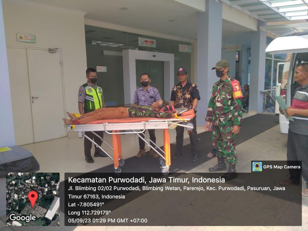 Bacok Warga, Babinsa Koramil 0815/08 Dawarblandong Bareng Nakes PKM Evakuasi ODGJ