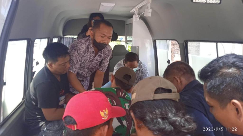 Bacok Warga, Babinsa Koramil 0815/08 Dawarblandong Bareng Nakes PKM Evakuasi ODGJ