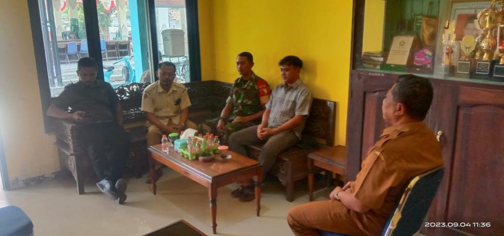 Bacok Warga, Babinsa Koramil 0815/08 Dawarblandong Bareng Nakes PKM Evakuasi ODGJ