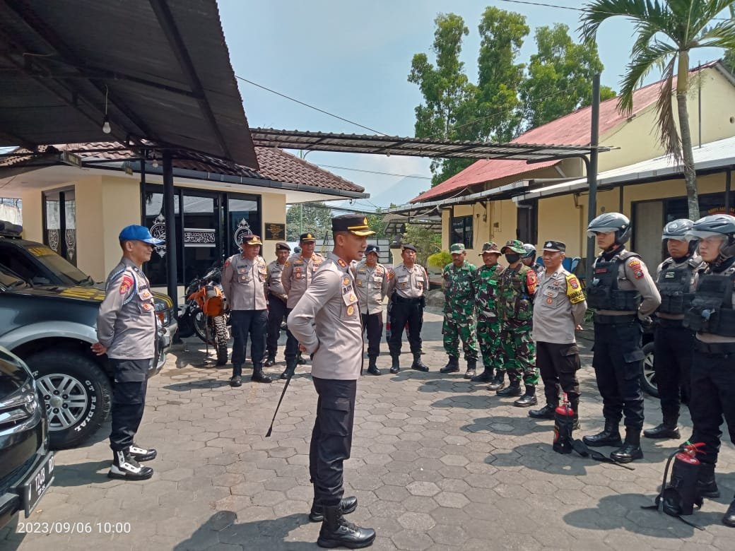 Penanggulangan Bencana Karhutla, Kapolres Pasuruan Pimpin Pemadaman Api Di Area Gunung Welirang