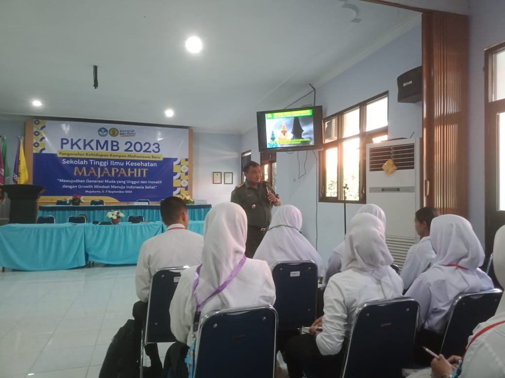 Danramil 0815/10 Bangsal Bekali Wasbang Mahasiswa Baru STIKES Majapahit