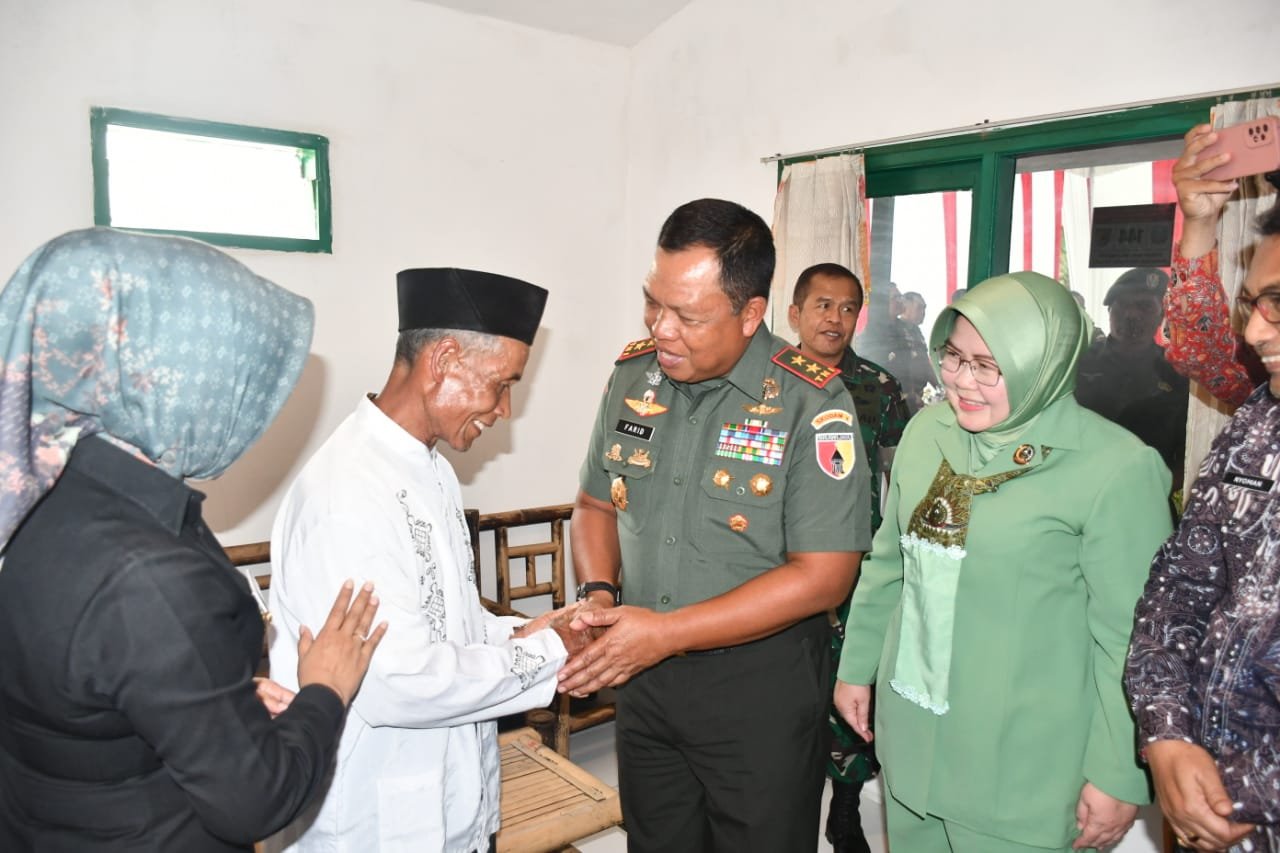 Pangdam V/Brawijaya dan Gubernur Jatim Resmikan Program Rutilahu Di Wilayah Kodim 0815/Mojokerto