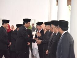 Lantik Pejabat Eselon II dan III, Gus Muhdlor Tekankan Pentingnya Jaga Integritas dan Loyalitas
