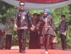 Pj bupati Muaro jambi beserta istri mengikuti Lomba fashion show dalam rangka memperingati HUT RI ke78