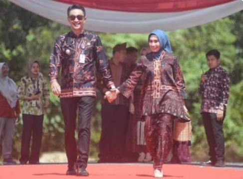 Pj bupati Muaro jambi beserta istri mengikuti Lomba fashion show dalam rangka memperingati HUT RI ke78