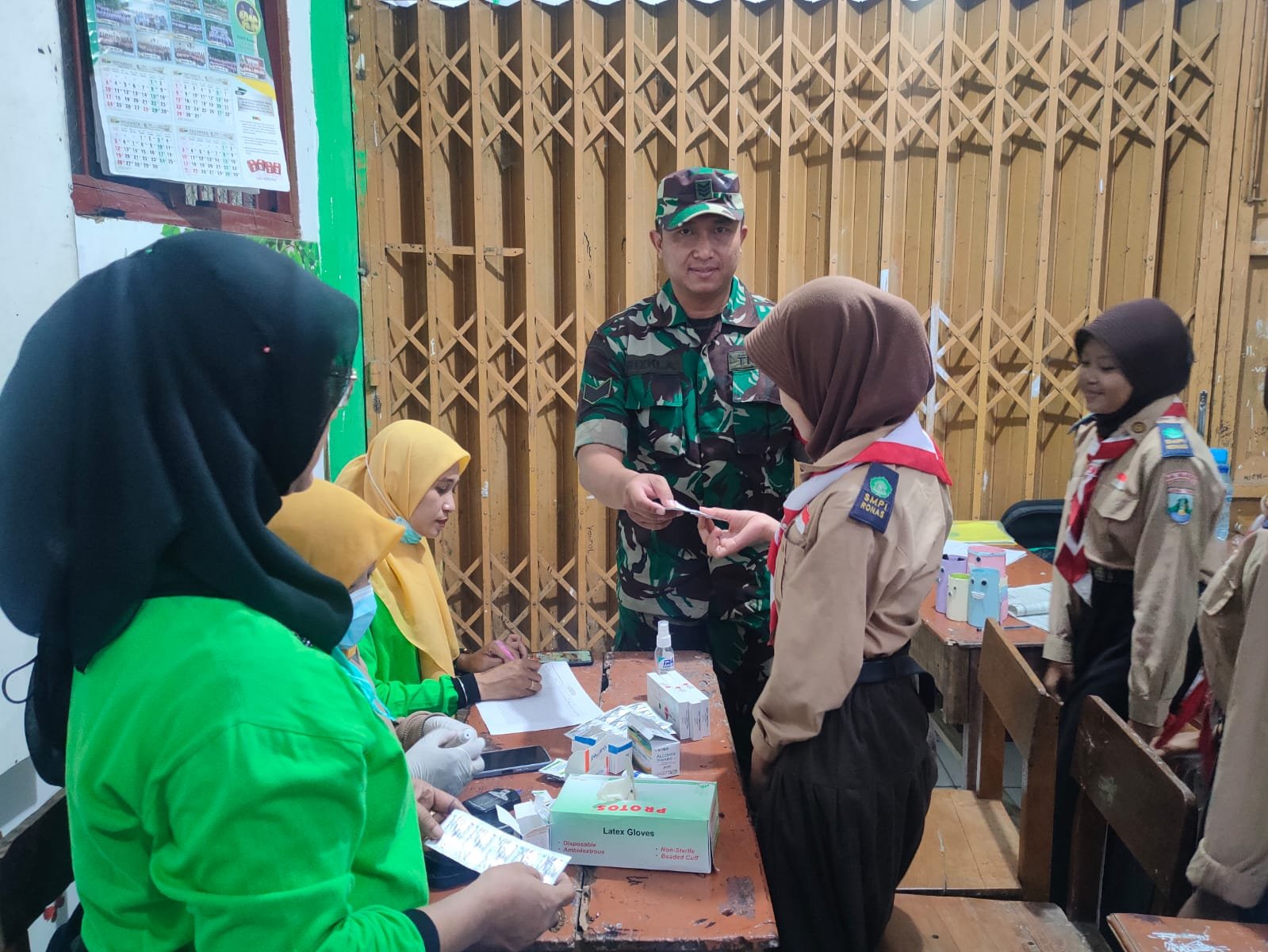 Babinsa Beratkulon Dampingi Nakes Gelar Layanan Kesehatan Bagi Siswa SMP Islam Ronas