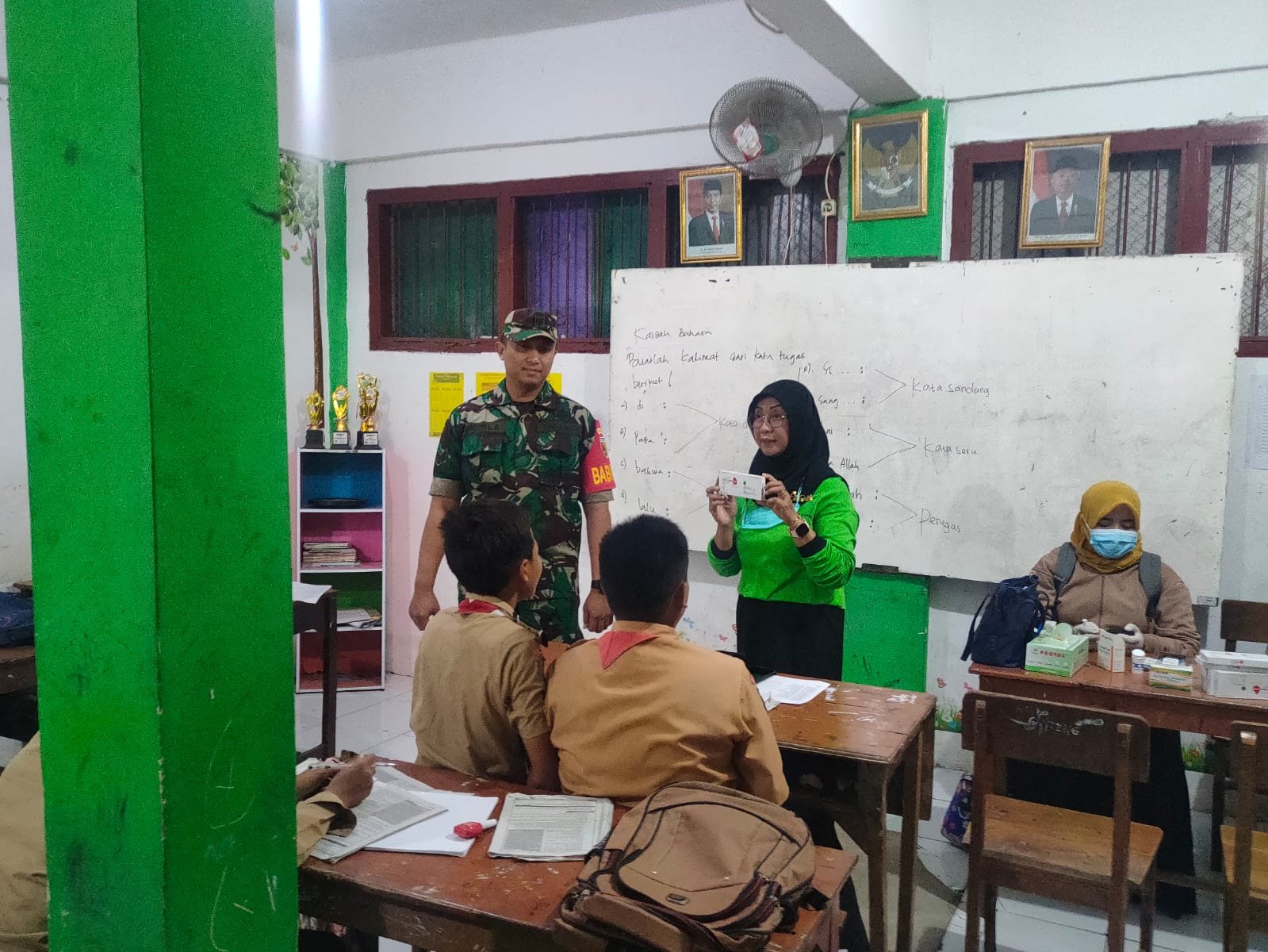 Babinsa Beratkulon Dampingi Nakes Gelar Layanan Kesehatan Bagi Siswa SMP Islam Ronas