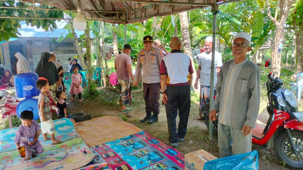 Jumat Berkah, Kapolsek Nurussalam Polres Aceh Timur Beri Bantuan untuk Keluarga Korban Laka Lantas
