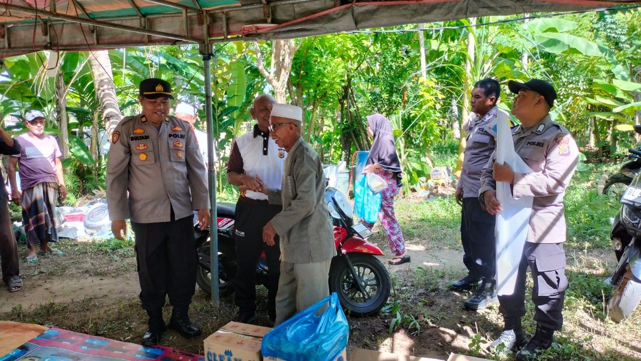 Jumat Berkah, Kapolsek Nurussalam Polres Aceh Timur Beri Bantuan untuk Keluarga Korban Laka Lantas