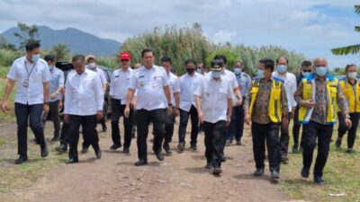 Wakil Gubernur Sulawesi Utara, Bersama KPK dan Kementerian PUPR Pasang Patok Batas Sempadan Danau Tondano Di Minahasa Sulut