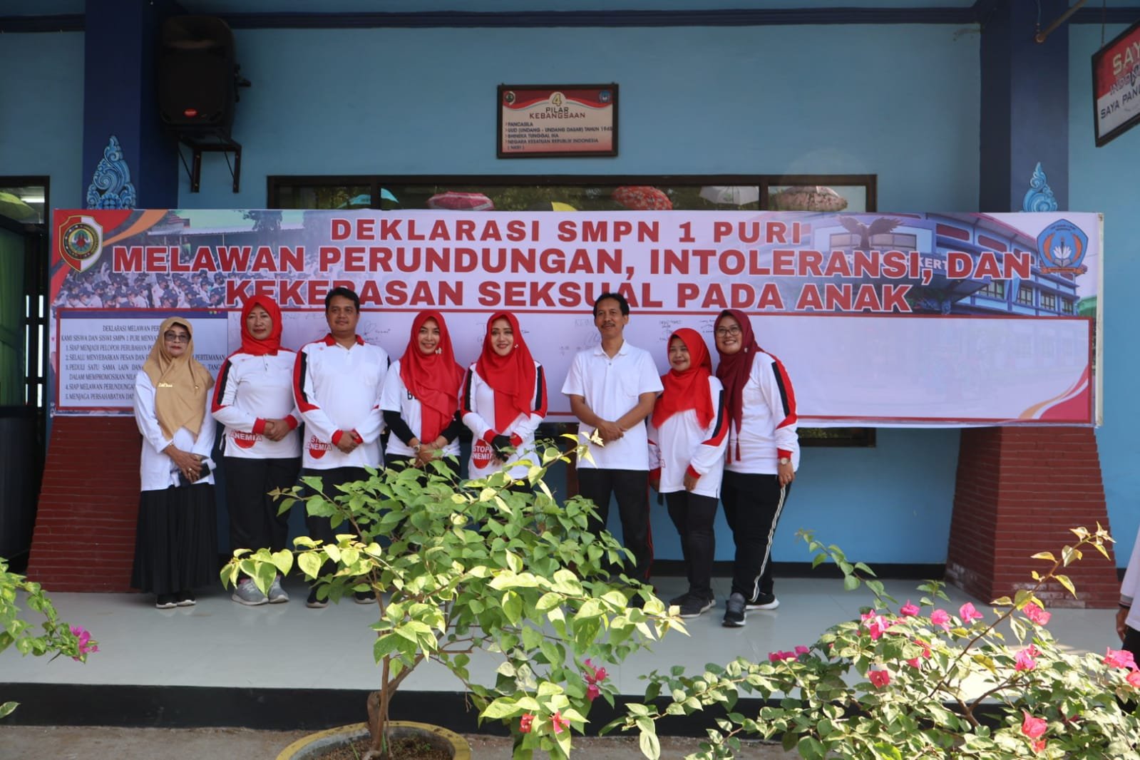 Bupati Mojokerto Ajak Siswi SMPN I Puri Cegah Anemia Dengan Minum TTD