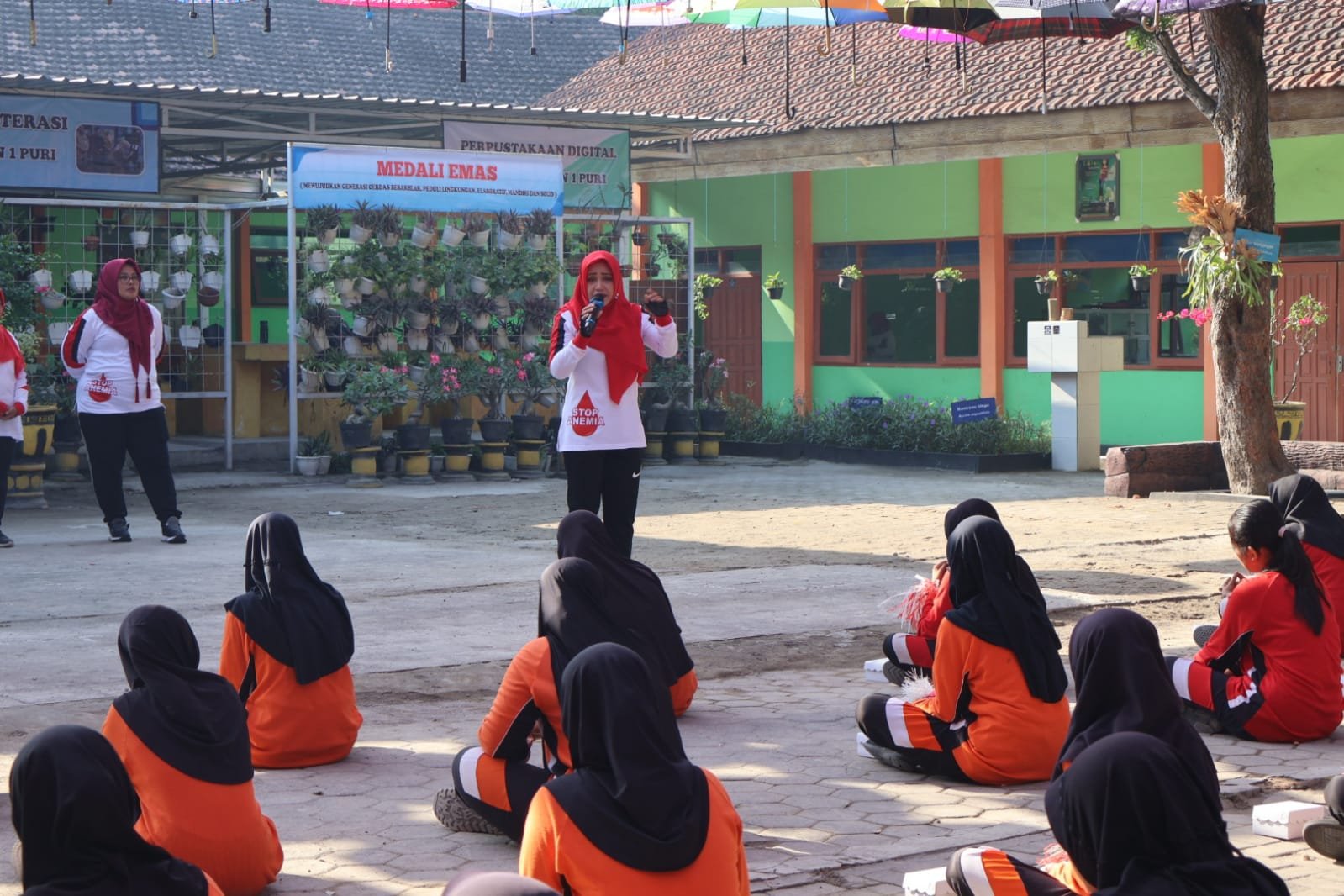Bupati Mojokerto Ajak Siswi SMPN I Puri Cegah Anemia Dengan Minum TTD