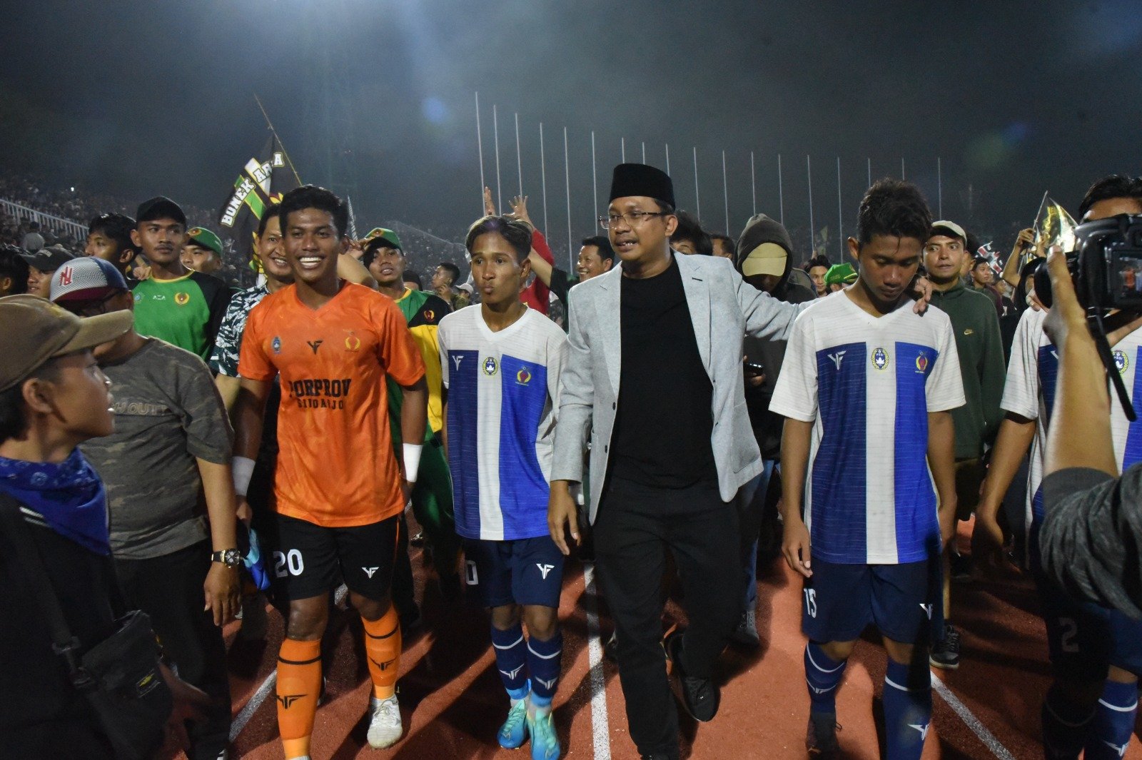 Ukir Sejarah, Sepak Bola Putra Putri Kabupaten Sidoarjo Raih Emas Porprov Jatim VIII/2023