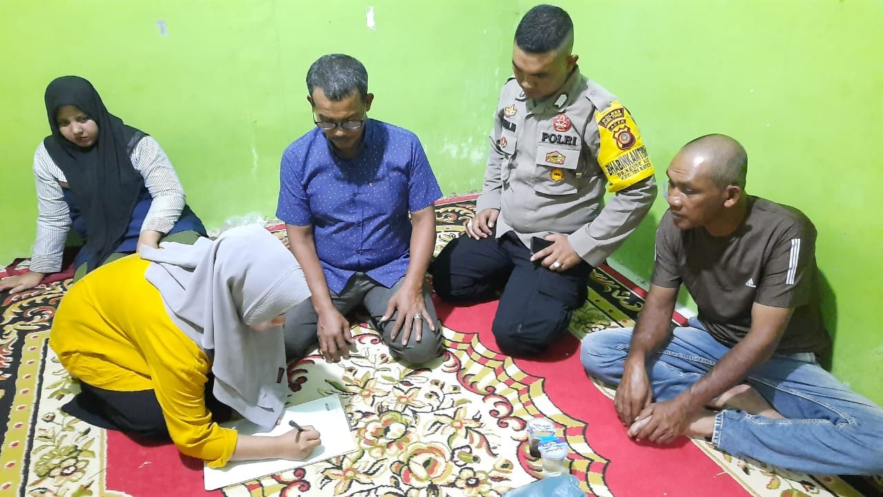 Bhabinkamtibmas Polsek Idi Rayeuk Mediasi Perselisihan Warga di Desa Binaannya