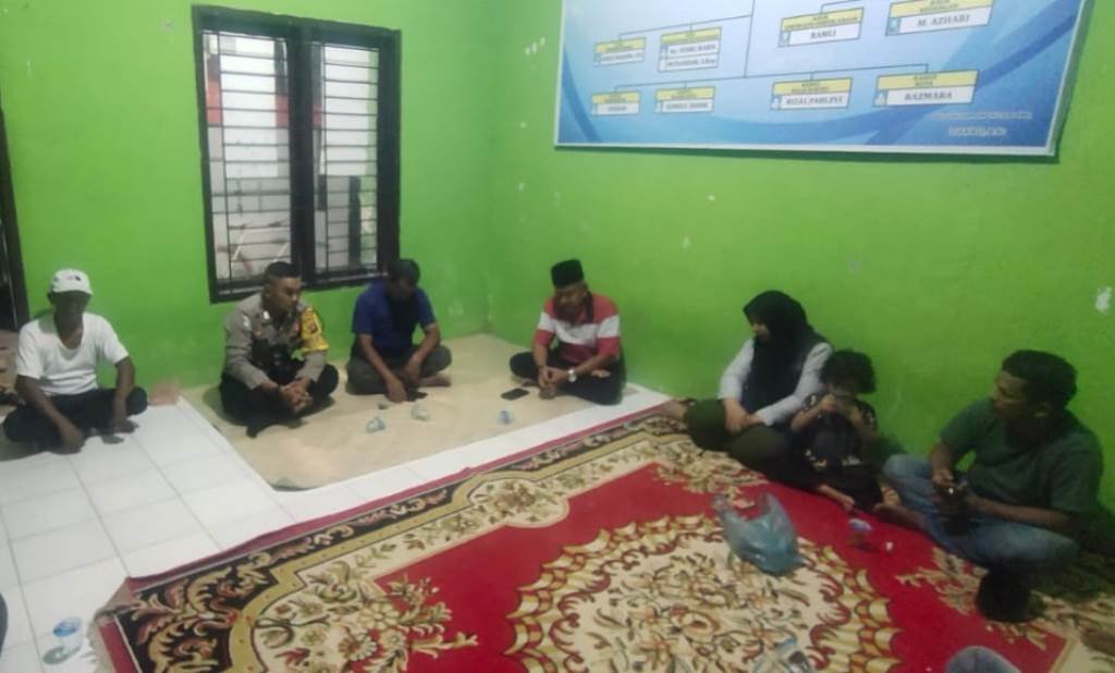 Bhabinkamtibmas Polsek Idi Rayeuk Mediasi Perselisihan Warga di Desa Binaannya