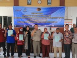 Bersama BPN, Bupati Ikfina Serahkan 300 SHM Masyarakat Mojorejo