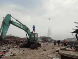 Pastikan Api Padam, TPA Randegan Diguyur Ribuan Liter Air Dengan Water Bombing