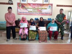 Babinsa Koramil 0815/05 Gedeg Dampingi Warga Terima BLT DD