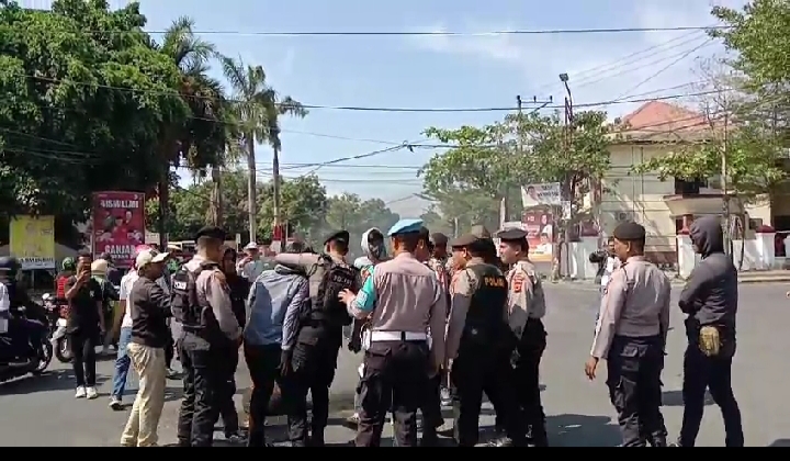 Dugaan Pungli Camat Barombong Serikat Pejuang Rakyat Melakukan Aksi Demonstrasi Di Kantor Bupati Gowa