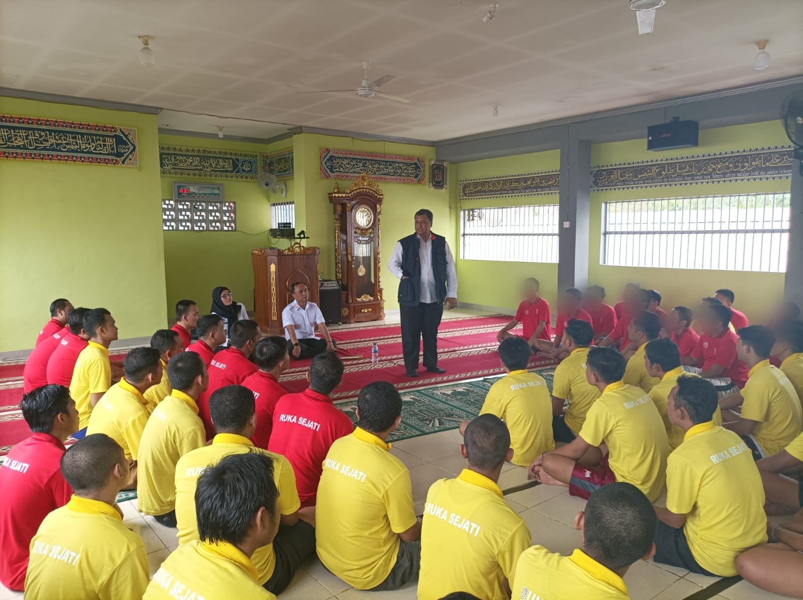 Kepala Divisi Pemasyarakatan Kemenkumham Lampung Berikan Pengarahan Kepada Petugas dan Motivasi WBP Rutan Kota Agung