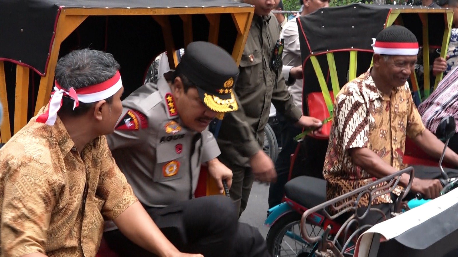 Wakapolri Naik Becak Bermotor di Unimed