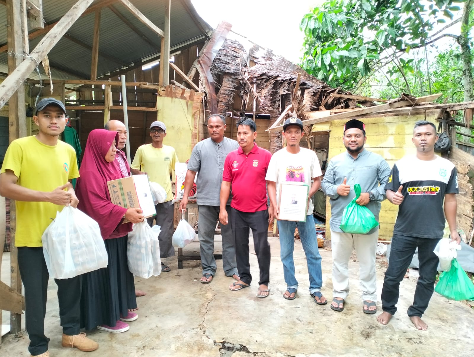Senator Fachrul Razi Kirim Bantuan Untuk Korban Rumah Ketimpa Pohon di Alue Ie Mirah