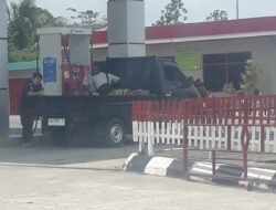 Belum ada tindakan tegas dari APH di SPBU 24331131 Nibung kecamatan koba dengan membiarkan pengerit minyak menggunakan puluhan jerigen