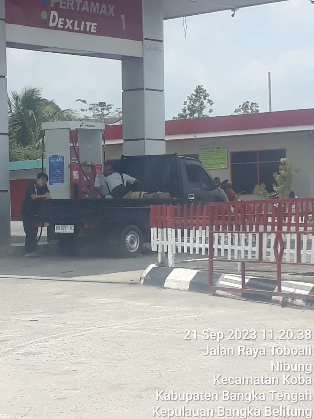 Belum ada tindakan tegas dari APH di SPBU 24331131 Nibung kecamatan koba dengan membiarkan pengerit minyak menggunakan puluhan jerigen