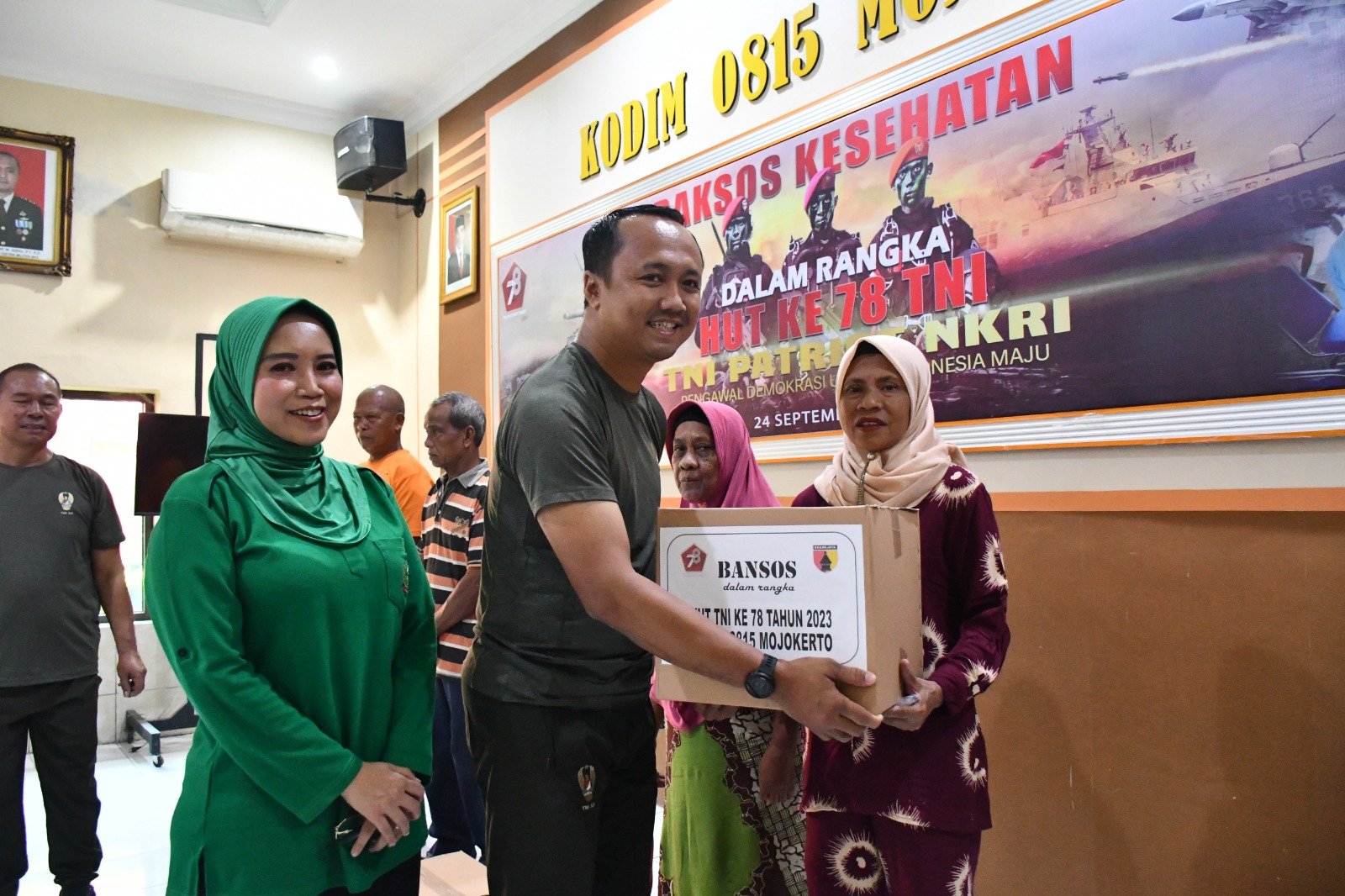 Jelang Peringatan HUT TNI Ke-78, Kodim 0815/Mojokerto Gelar Pengobatan Massal & Bansos
