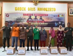 Jelang Peringatan HUT TNI Ke-78, Kodim 0815/Mojokerto Gelar Pengobatan Massal & Bansos