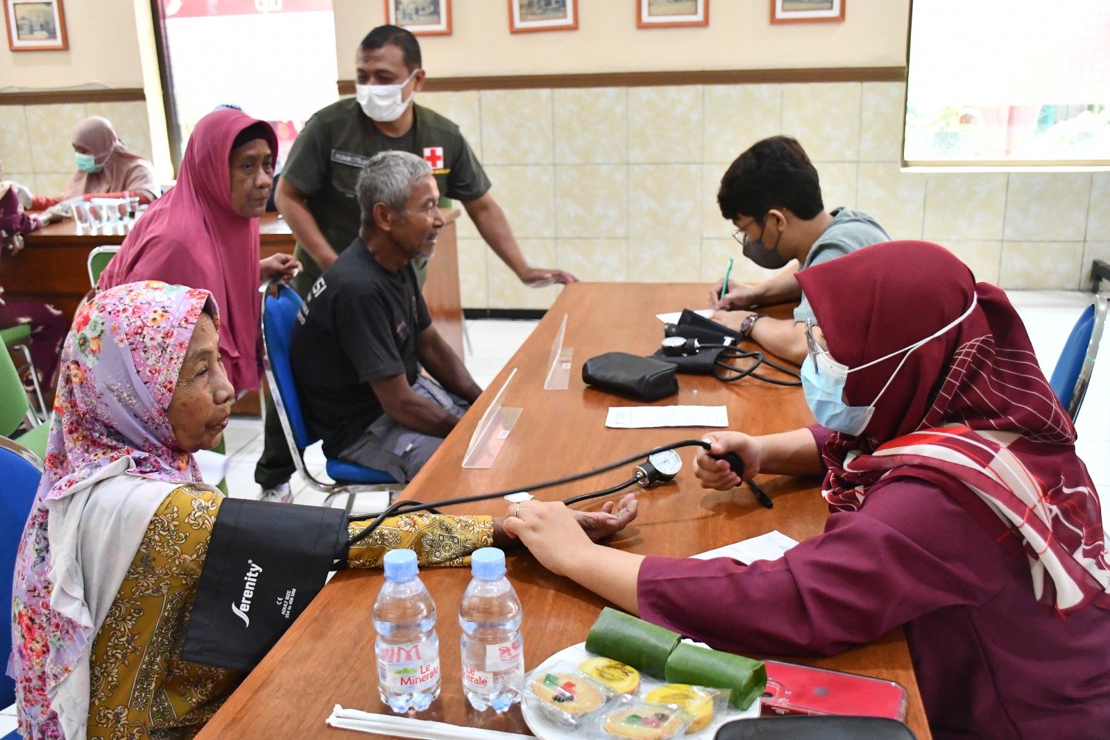 Jelang Peringatan HUT TNI Ke-78, Kodim 0815/Mojokerto Gelar Pengobatan Massal & Bansos