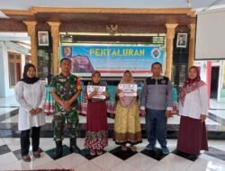 Babinsa Kebon Tunggul Koramil Gondang Dampingi Warga Terima BLT DD