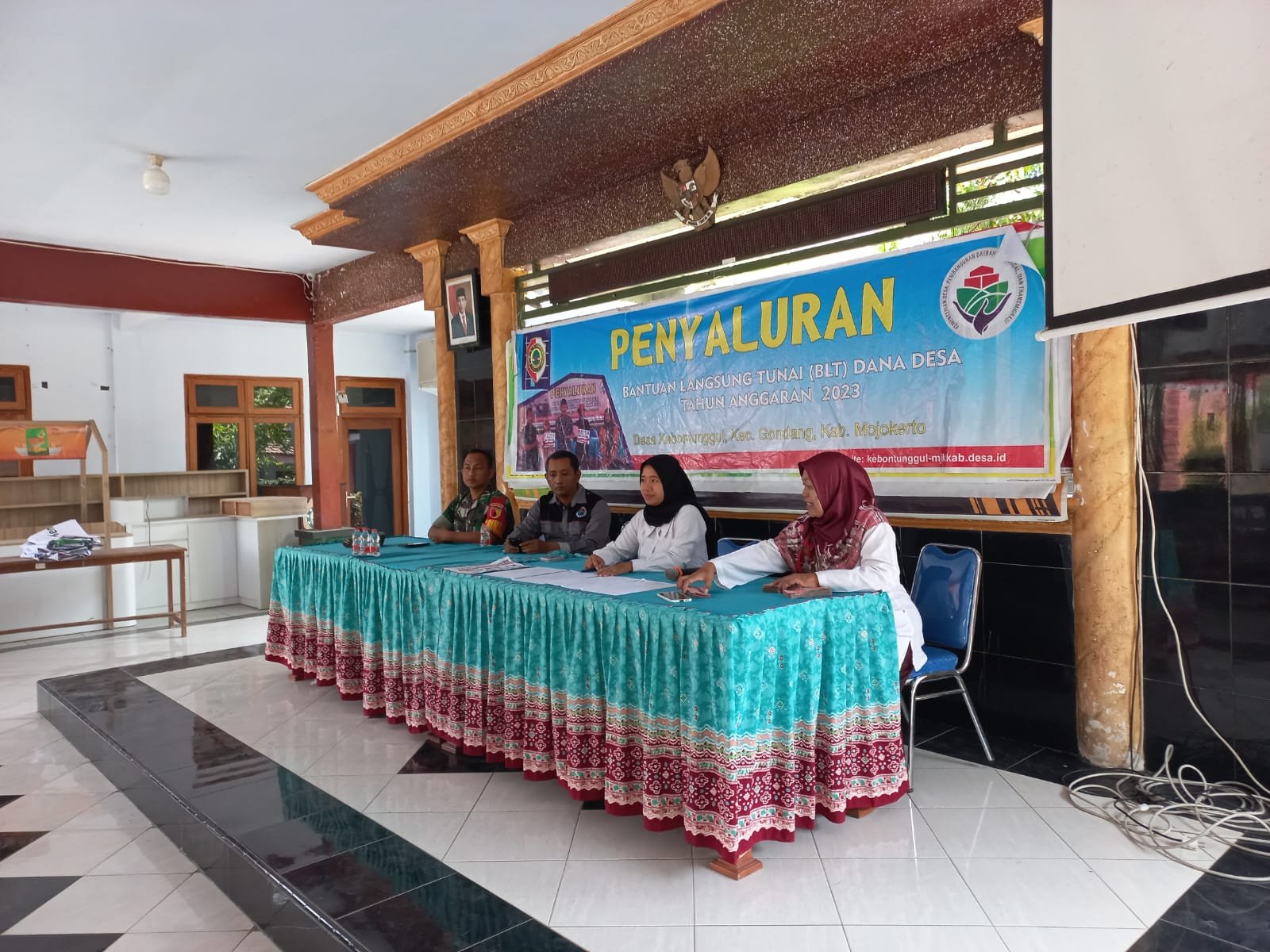 Babinsa Kebon Tunggul Koramil Gondang Dampingi Warga Terima BLT DD