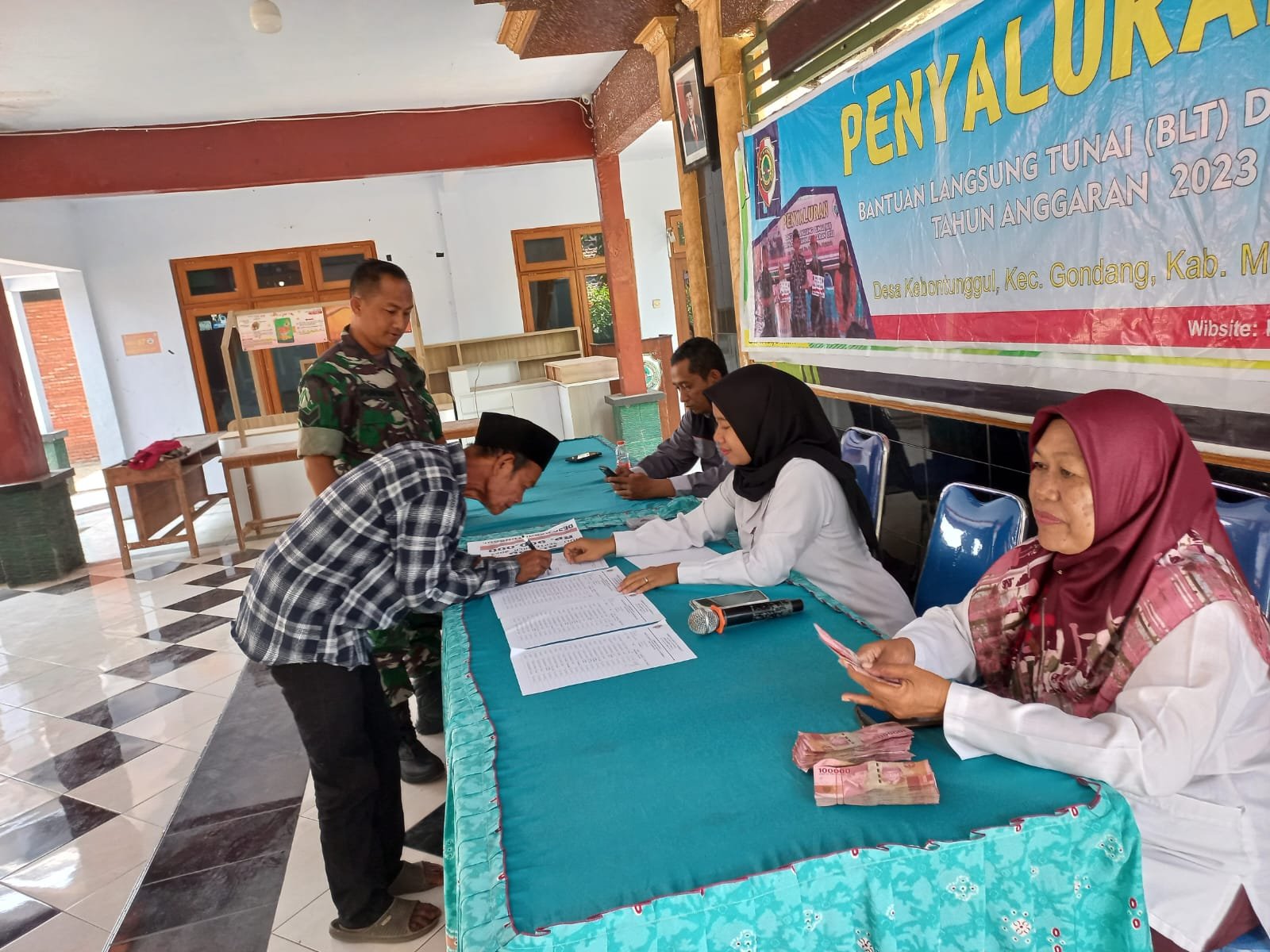 Babinsa Kebon Tunggul Koramil Gondang Dampingi Warga Terima BLT DD