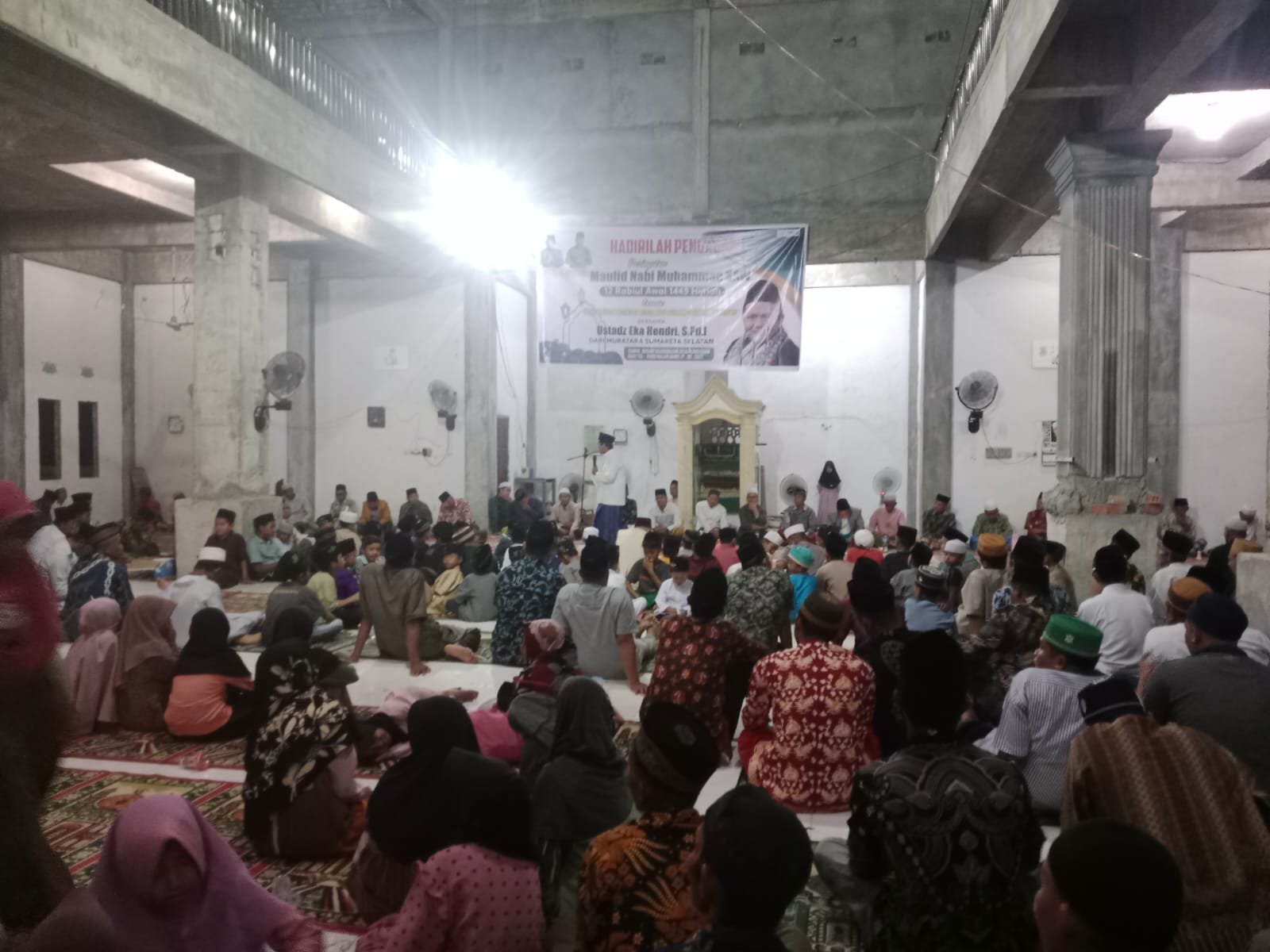 Ustadz Eka Hendri S pd.i Sampaikan hikmah Maulid Nabi Muhammad SAW Di Desa Peninjauan