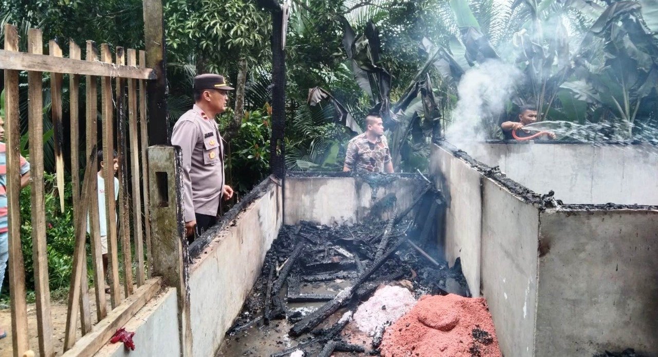 Respon Cepat, Kapolsek Idi Tunong Datangi Lokasi Kebakaran Rumah Warga