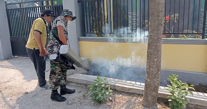 Antisipasi Demam Berdarah, Babinsa Bareng Pemdes Mojodowo Adakan Pengasapan