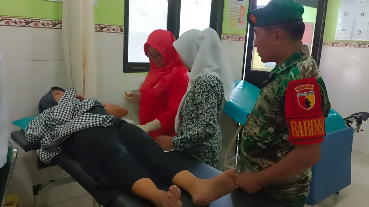 Hari Kontrasepsi Dunia, Koramil 0815/12 Ngoro Bareng UPT PKM Manduro Berikan Pelayanan KB Serentak